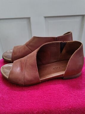 Bueno Women's Tan Open-Toe Leather Sandals